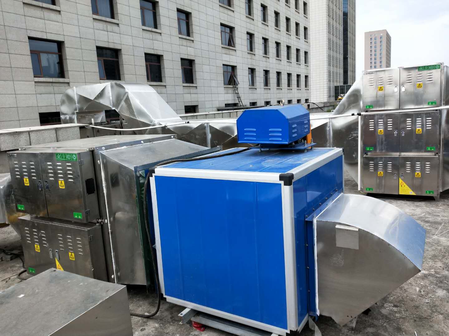 郑州市残联低空厨房静电油烟净化器安装实拍